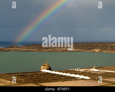 Rainbow oltre il sale marino lavora presso la Laguna de Janubio Lanzarote isole Canarie Foto Stock