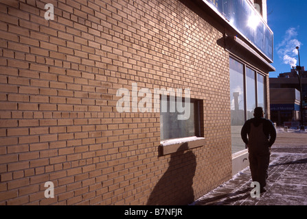 Uomo che cammina nel sole in Lethbridge Alberta Canada Foto Stock