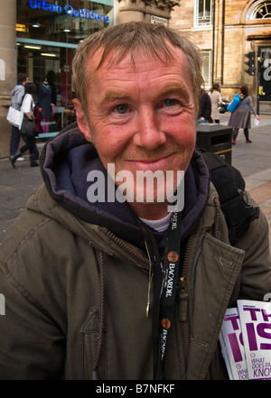 Senzatetto e disoccupati uomo vendere il grande problema a Buchanan Street Glasgow Scotland Regno Unito Foto Stock