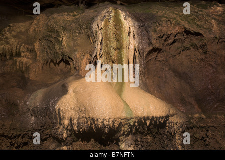 Le stalagmiti e stalattiti al Ingleborough Visualizza Grotta Clapham Ribblesdale Yorkshire Dales R.U. Foto Stock