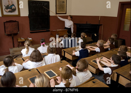 Bambini esperienza di vita in una scuola vittoriana durante una visita a Queen Street Scuola Barton upon Humber Lincolnshire Foto Stock