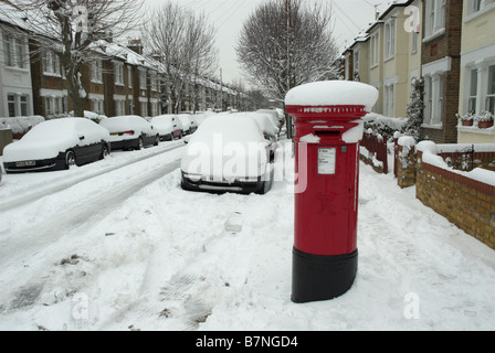 Snowy street a Wimbledon, Londra Foto Stock