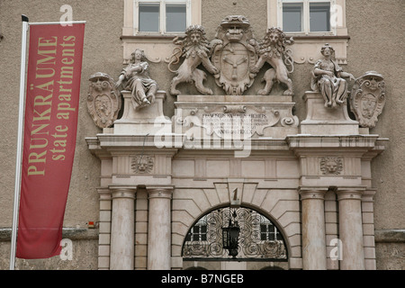 Gate barocca della Residenz, quarto vivente di Salisburgo's arcivescovi, nel centro storico di Salisburgo, Austria Foto Stock