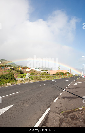 Un arcobaleno alla fine di una strada di Mazo su La Palma (isole Canarie). Foto Stock