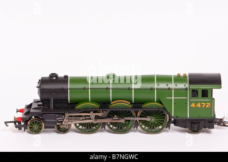 Una chiusura di un Hornby giocattolo elettrico modello di treno a vapore motore chiamato flying scotsman su sfondo bianco Foto Stock