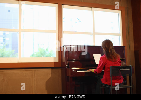 Donna suonare il pianoforte Foto Stock