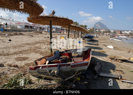 Barche & detriti lavato fino a Playa Arenal dopo la tempesta, Ott 2007, Javea, Provincia di Alicante, Comunidad Valenciana, Spagna Foto Stock