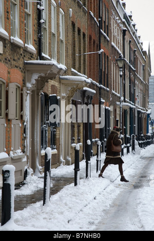 Fournier street nella zona est di Londra sotto la neve Foto Stock