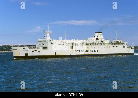 Traghetto Scilla vicino a Messina in Sicilia dopo aver attraversato lo Stretto di Messina da Villa San Giovanni sulla terraferma in Italia Foto Stock