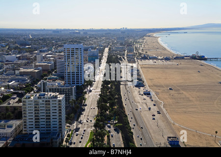 Antenna panoramica punto di cucitura sul molo di Santa Monica California USA Skyline Foto Stock