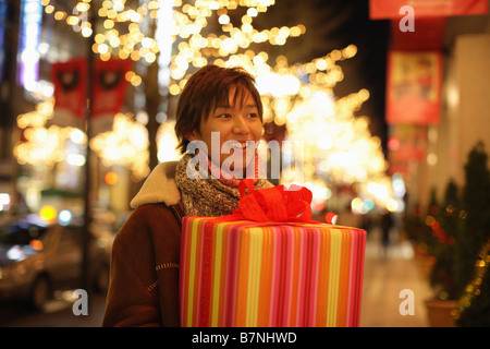 Uomo in possesso di un presente Foto Stock