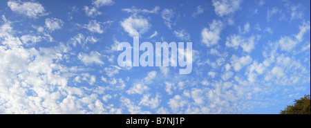 Punto panoramico cielo blu con nuvole bianche in una giornata di sole Foto Stock