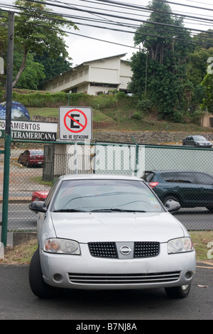 Una vettura parcheggiata sotto un 'No parcheggio' segno. Città di Panama, Repubblica di Panama, America centrale. Foto Stock