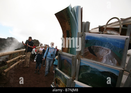 Cartoline in un negozio di souvenir sulla vetta del Monte Vesuvio in Campania, Italia. Foto Stock