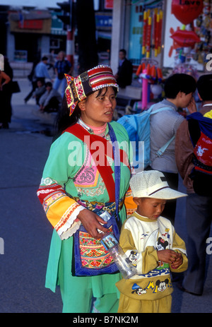 Il popolo cinese, Sani donna, minoranza etnica, gruppo etnico, la madre e il figlio, shoppers, shopping, Kunming, nella provincia dello Yunnan in Cina e Asia Foto Stock