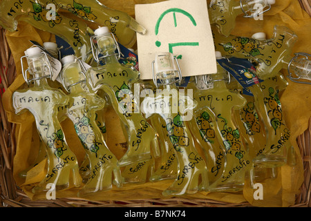 Bottiglie di Limoncello in forma della penisola appenninica in un negozio di souvenir a Sorrento, Italia. Foto Stock