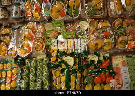 Limone e olive soap in un negozio di souvenir a Sorrento, Italia. Foto Stock