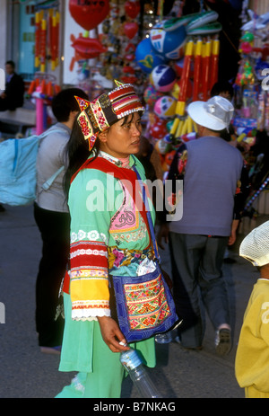 Donna cinese, Sani donna, che indossa abiti tradizionali, gruppo etnico, minoranza etnica, Kunming, nella provincia dello Yunnan in Cina e Asia Foto Stock