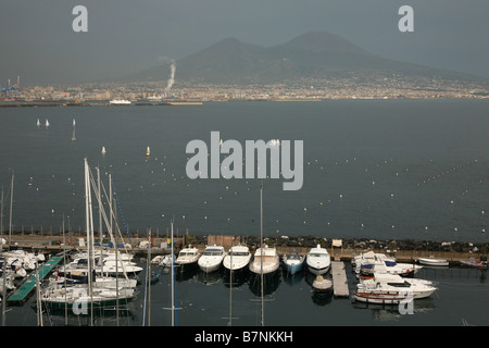 Il Vesuvio e il golfo di Napoli con yacht e barche di pescatori a Napoli, Italia. Foto Stock