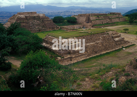 Angolo sud-ovest della Gran Plaza al pre-ispanici rovine di Monte Alban vicino alla città di Oaxaca, Messico Foto Stock