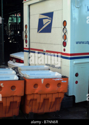 Pieno di colore arancione vassoi posta allineati e in attesa di essere caricato su un USPS mail carrello in New York City. Foto Stock