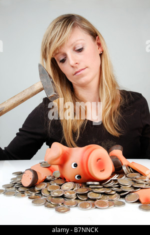 Giovane donna con un piggybank Foto Stock