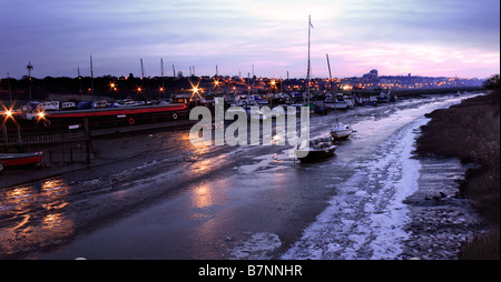 SOUTHEND-ON-SEA, ESSEX, Regno Unito - 04 GENNAIO 2009: Alba gelida a Leigh Creek a Leigh-on-Sea Foto Stock