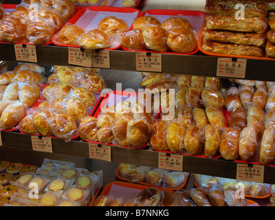 Pane appena sfornato panini e dolci in una panetteria cinese a Chinatown, New York. Foto Stock