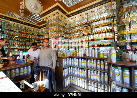 Il Cairo, Egitto. Un profumo shop presso il Khan el Kalili bazar in Cairo Islamico. 2009. Foto Stock