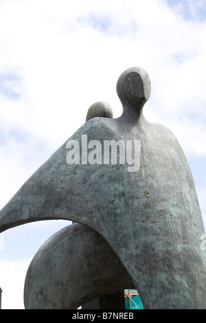 Statue al di fuori del Forum Shopping Center nel centro di Chester, Inghilterra Foto Stock