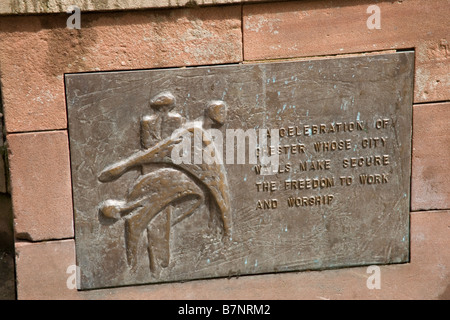 Statue al di fuori del Forum Shopping Center nel centro di Chester, Inghilterra Foto Stock