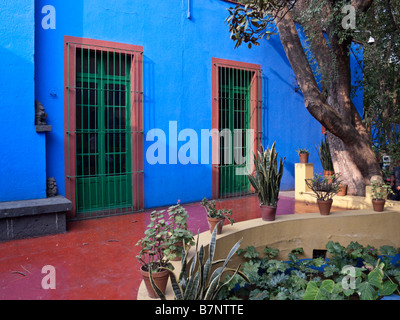 Cortile di Frida Kahlo museum (il blue house) nel distretto di Venustiano Carranza di Città del Messico Foto Stock