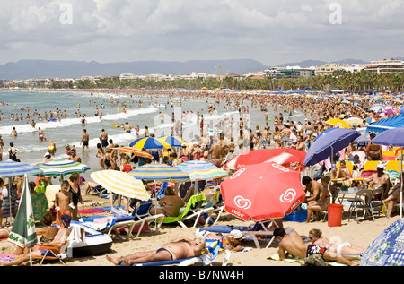 Affollata Spiaggia di Salou in estate Foto Stock