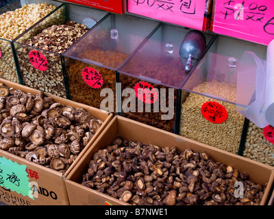 Prodotti secchi in scatole di esposizione di fronte ad una piccola drogheria a Chinatown in New York. Foto Stock