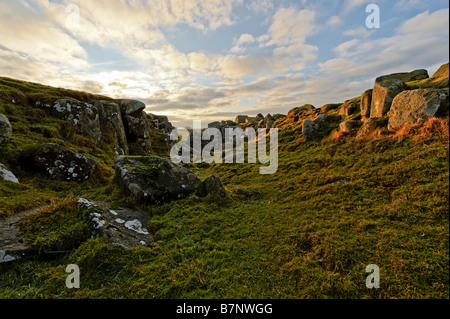 Cielo di sera a angolo di calcare sul vallo di Adriano percorso Foto Stock