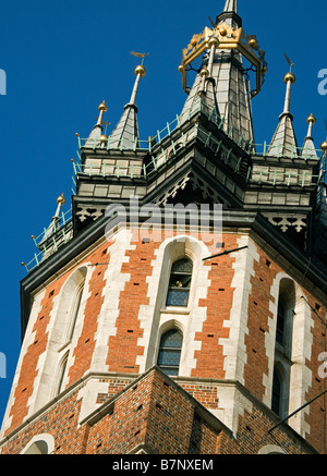 Polonia Cracovia ogni ora trumpeter gioca anthem da St Mary s Chiesa torre Foto Stock