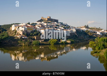 Alentejo, Mértola, la città e il castello moresco, sul fiume Guadiana nella luce della sera Foto Stock