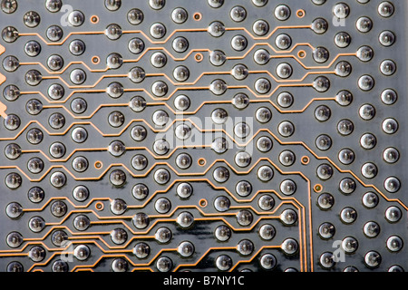 Macro close up di una particolare sezione della parte posteriore di un circuito integrato del computer Foto Stock