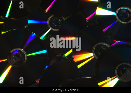 Cd di un alto contrasto colorato sovrapposti con luce dura causando alta intensità colore modelli di rifrazione Foto Stock