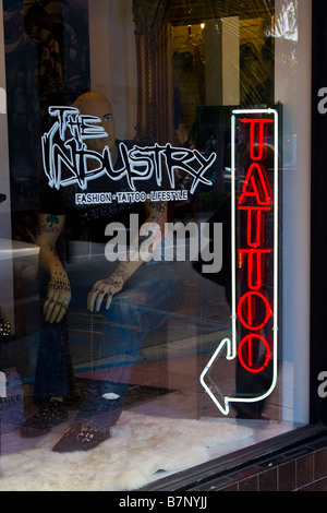 Downtown Miami , l' industria moda - tattoo - stile di vita con pesantemente tatuato manichino nella finestra Foto Stock