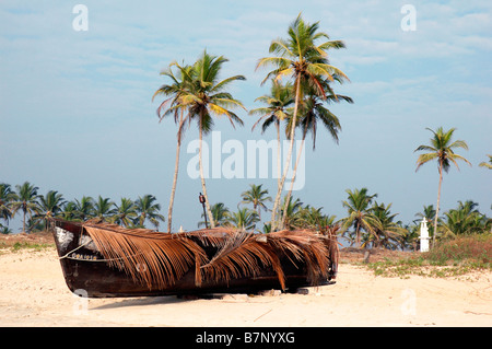 Barca da pesca su una spiaggia di Goa in India Foto Stock