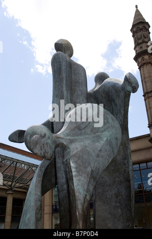 Statue al di fuori del Forum Shopping Center nel centro di Chester, Inghilterra Foto Stock