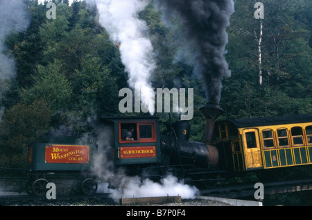 Motore a vapore di fumare come Chugs fino salita ripida Mount Washington Cog Railway New Hampshire USA Foto Stock