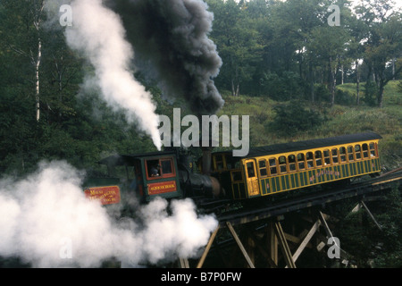 Motore a vapore di fumare come Chugs fino salita ripida Mount Washington Cog Railway New Hampshire USA Foto Stock
