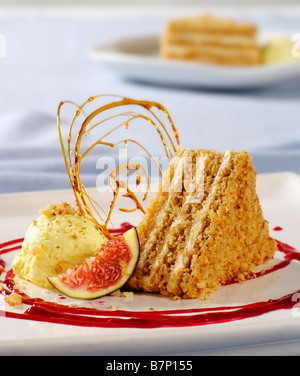 Fetta di miele e il dado la torta di panna Foto Stock