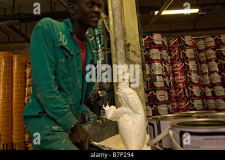 La vernice fabbrica di produzione. Nairobi, in Kenya. Foto Stock