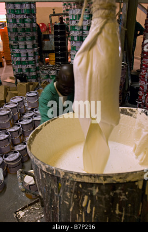 La vernice di fabbrica di produzione di Nairobi Kenya Foto Stock