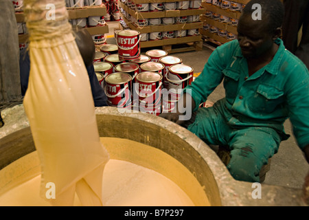 La vernice fabbrica di produzione. Nairobi, in Kenya. Foto Stock