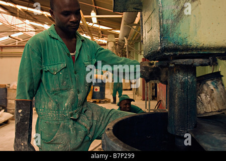 La vernice fabbrica di produzione. Nairobi, in Kenya. Foto Stock