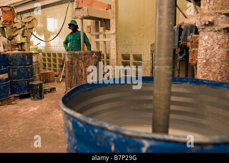 La vernice fabbrica di produzione. Nairobi, in Kenya. Foto Stock